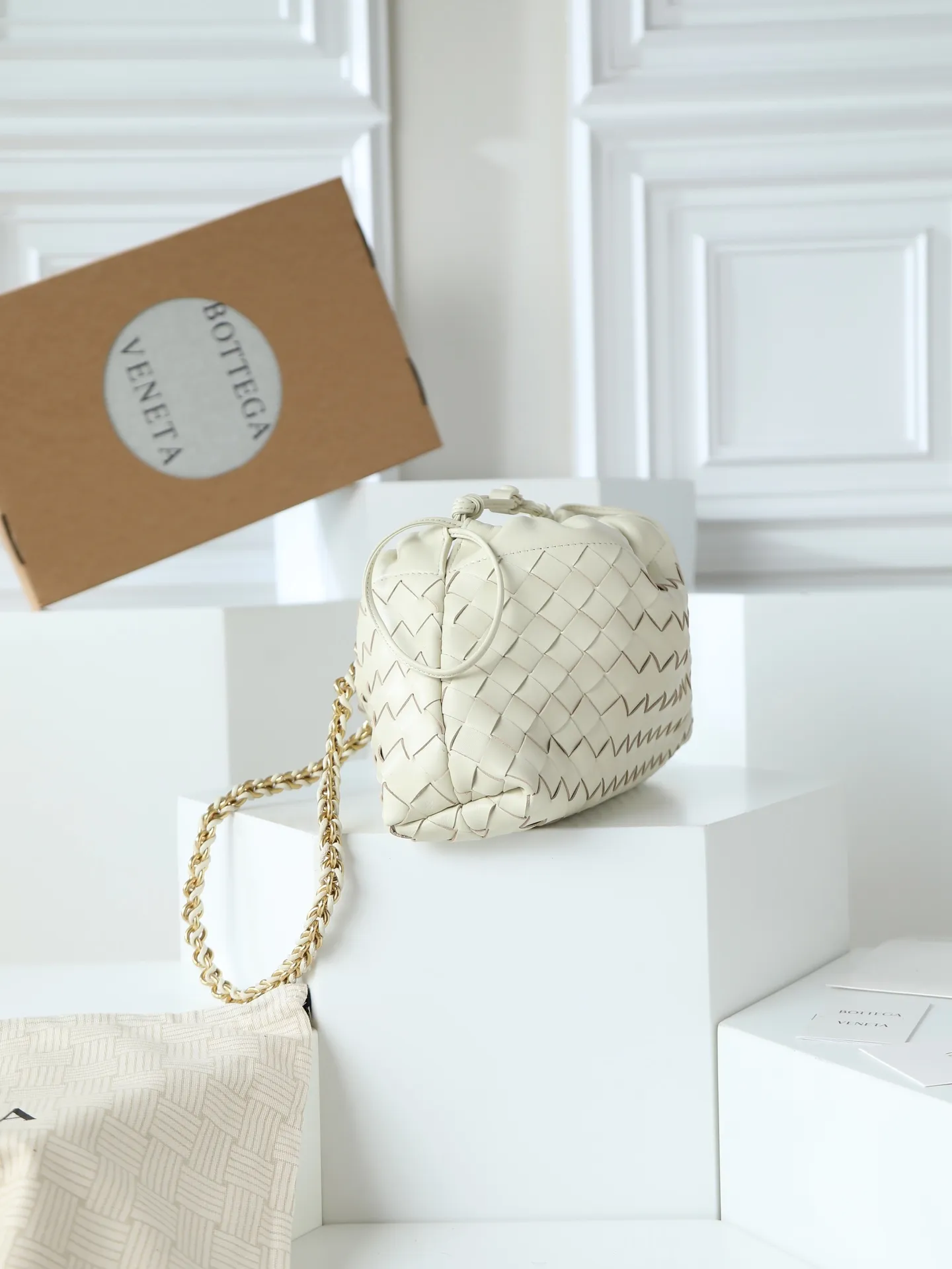 p1600. BOTTEGA VENETA 2025 new women's Dustbag Notte clutch. Dustbag, which has been very popular since its launch, has a chain clause! ! The hand-carrying method is reminiscent of the classic bag type Pouch , light and elegant, the retained drawstring design can be used as a bag, and the chain is longer, which is very suitable for sisters who like to carry their hands cross-body with their hands free. No matter which way you carry it, you can change the way you carry it according to the occasion and your mood of the day, which can make the overall outfit more fashionable🪄🪄The body of the bag has also been widened. It is the rainy season and the weather is hot, so it can easily accommodate small umbrellas and water bottles. The interior is made of nylon, which is light and comfortable to carry, and is very suitable for summer use. Style number: 839394 Size: 33*19*8cm
